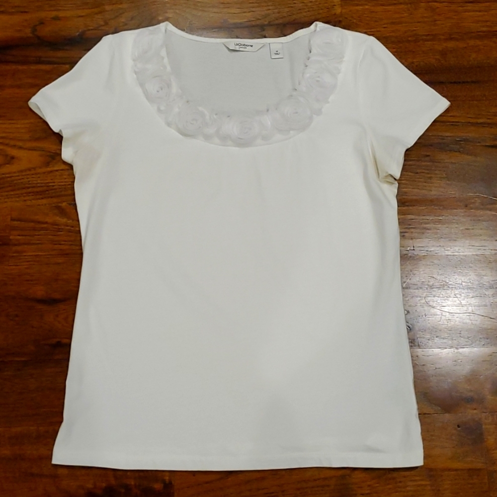 Womens Liz Claiborne white rosette neckline short sleeve shirt size M